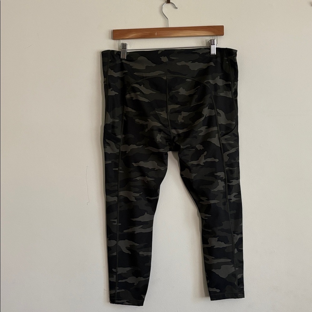 Athleta Camo Ultimate Stash Pocket 7/8 Tight Leggings - Picture 7 of 7